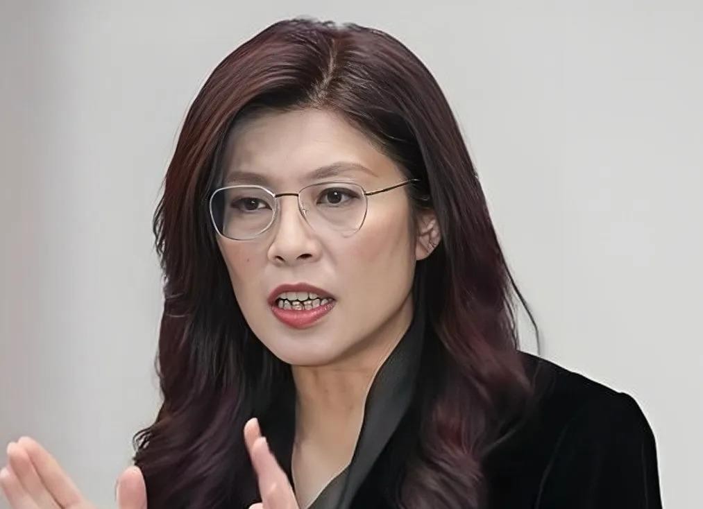 郑丽文拿了及格分，朱立伦只有2分，国民党这两号人物在岛内政坛的操作，说实话看得很让人上头。郑丽文呢，