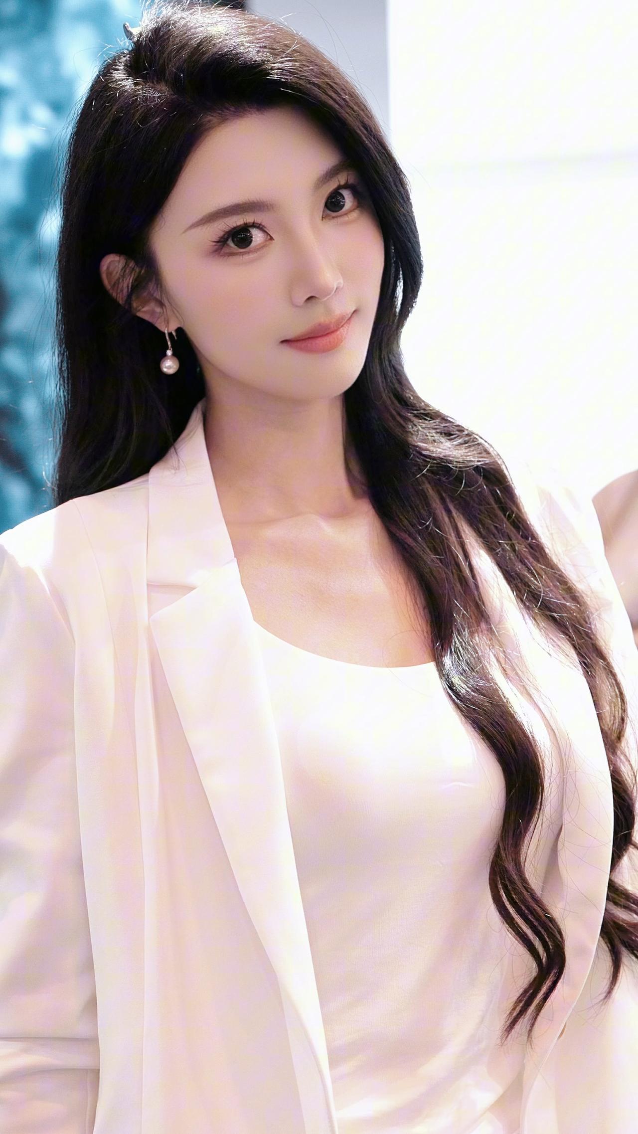 你们喜欢的车模美女你觉得车展车模高冷吗你们喜欢的车模美女你喜欢成都车展车模