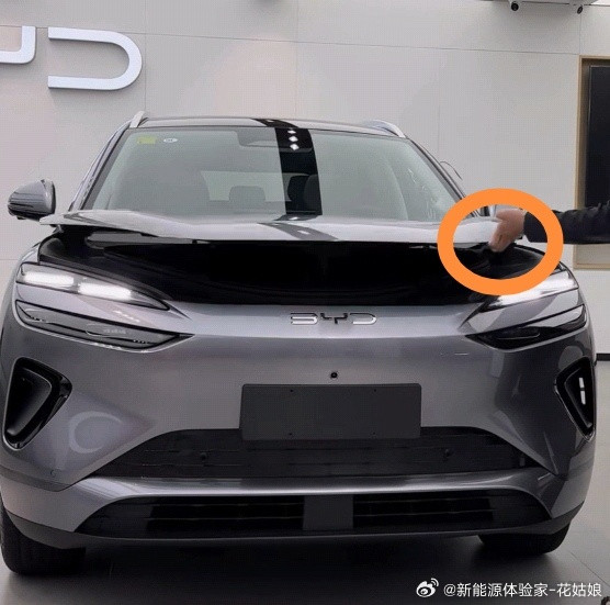 比亚迪前备箱新玩法！以2026款海狮06EV为例，隐藏式开启：1. 在驾驶位左下