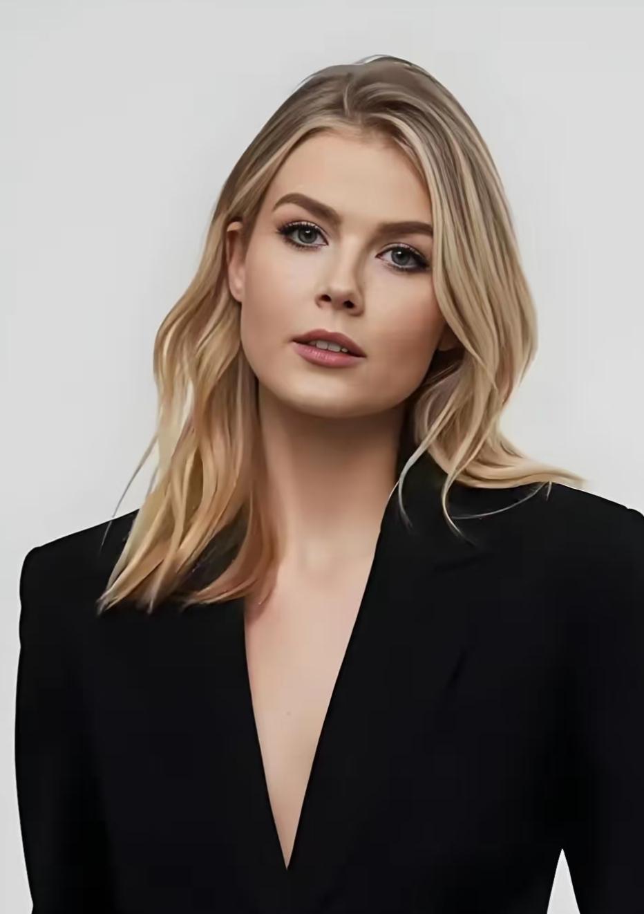 大水冲了龙王庙！美国白宫新闻发言人卡罗琳·莱维特的前嫂子，近日在接孩子放学的路上