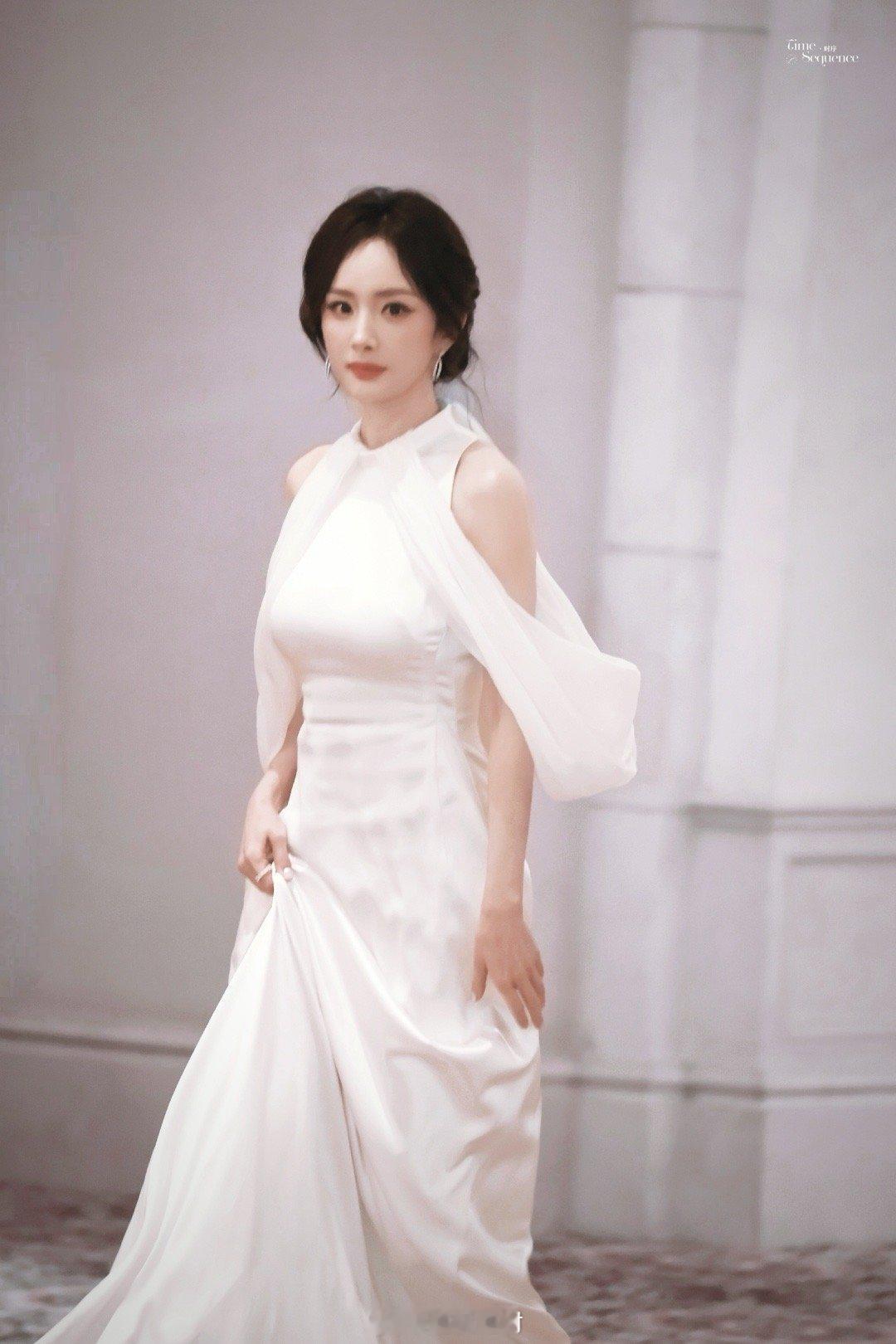 前凸后翘的杨幂😍😍😍