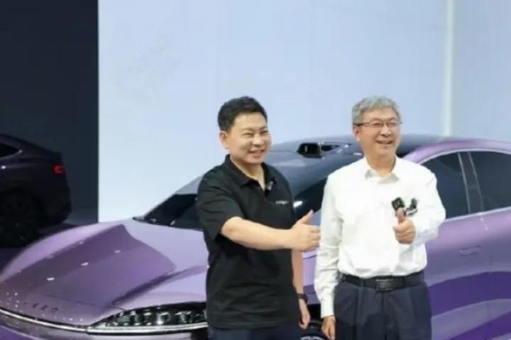 智界这出戏看得我脚趾抠地。奇瑞老大哥带着出口冠军的光环牵手华为，结果高端局玩成清