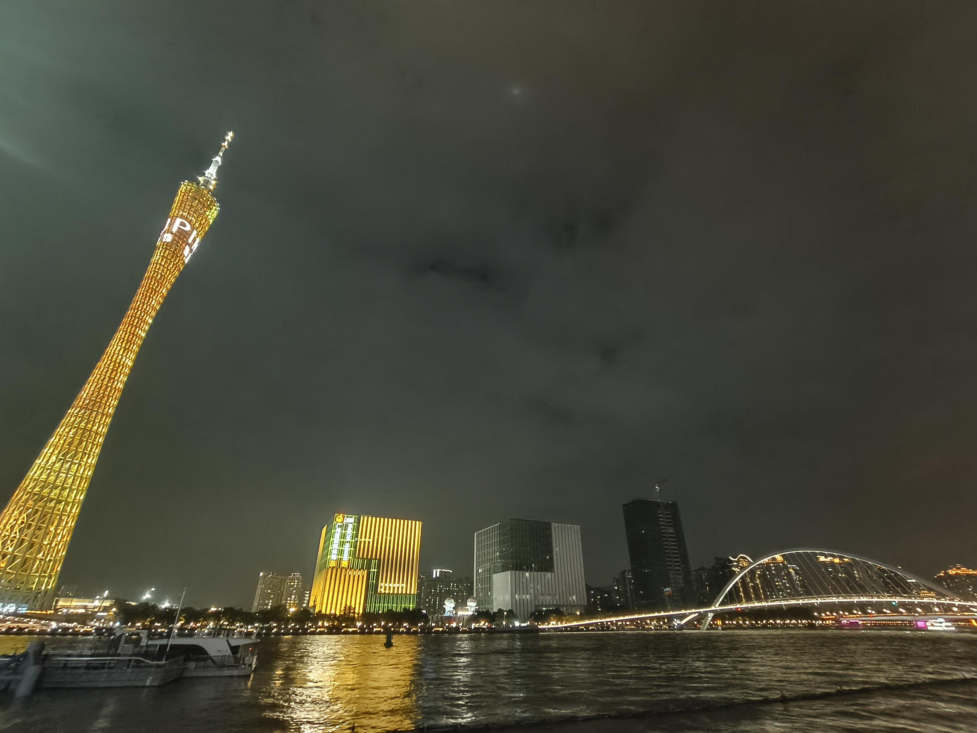 看海心桥，珠江新城夜景。