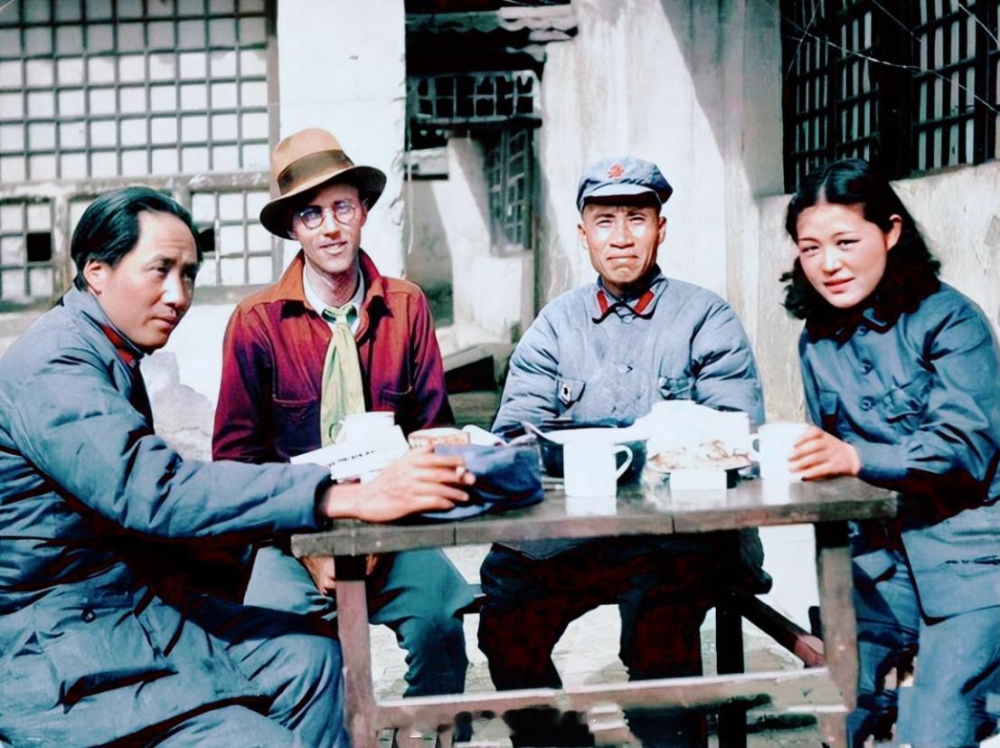 1937年，伟人接受采访，桌上还有美国人带来的咖啡豆。两位年轻人作陪，一位是美国