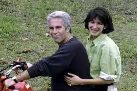 爱泼斯坦和他女友真是臭味相投，两人在一起看起来很合得来。马克斯曾和爱泼斯坦女友合