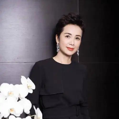 演员蒋雯丽说：“《金婚》中文丽年轻时浪漫、爱读小说、有点小资情调，为了演好角色从