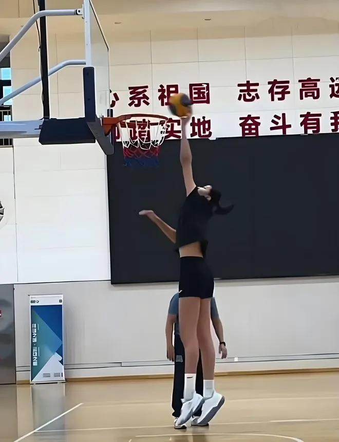 中国女篮又惊现一潜力爆表球员，号称女版文班亚马，14岁，身高达2米20，就是天