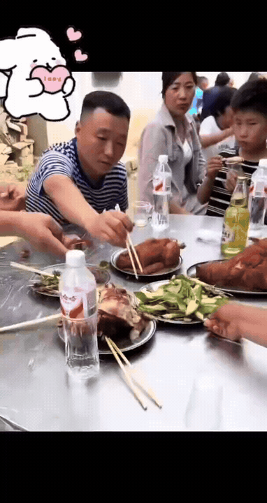 男子去人家吃席，同桌人欺负他，不让他夹菜，每次筷子要碰到菜，盘子就让人拖走，最后