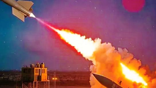 狠，真的狠！央视消息一出，这就是实锤了。 伊朗导弹不偏不倚，直奔海法炼油厂