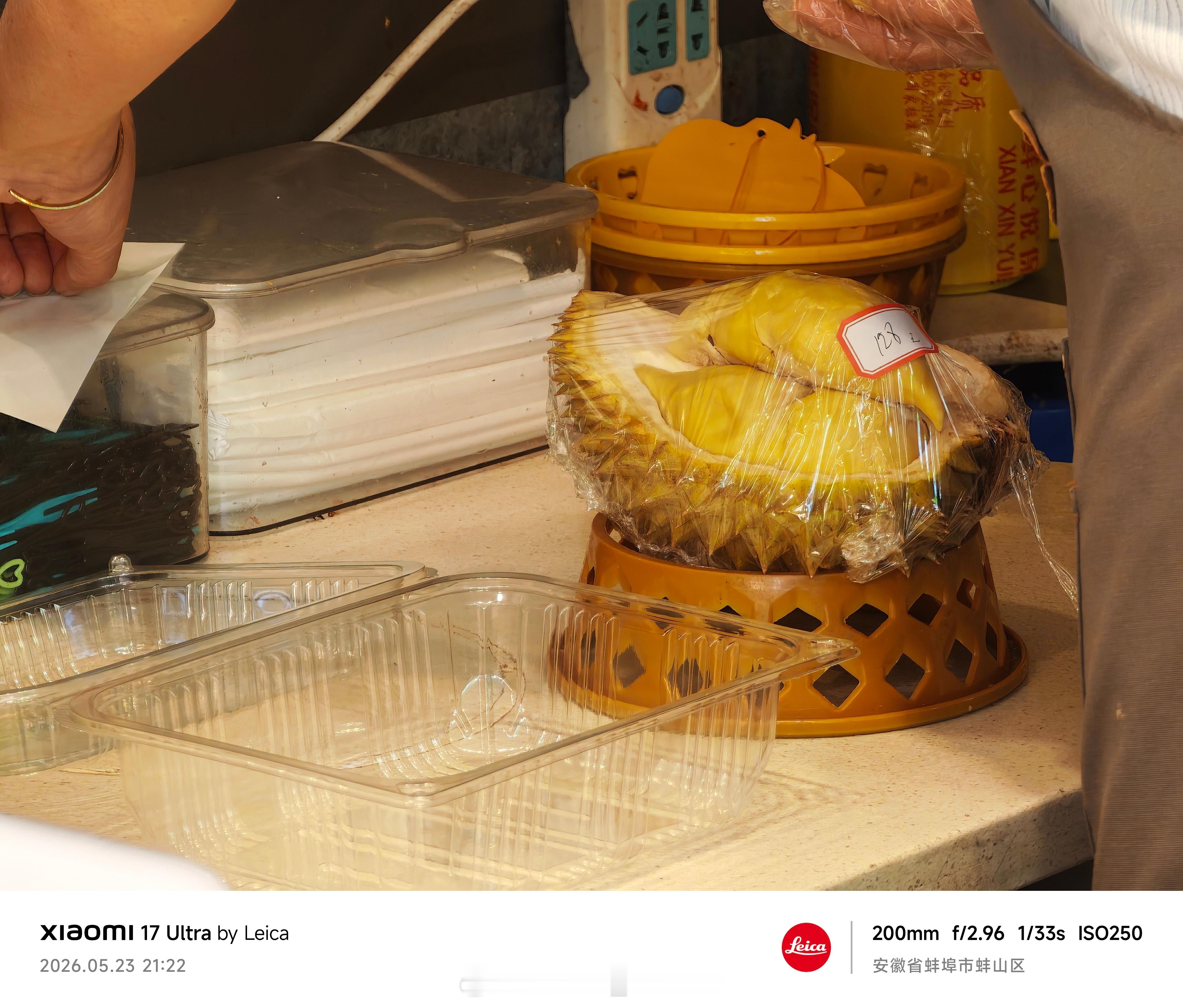 今年榴莲咋这么便宜啊，我们这水果店催熟的28.8一斤，不催熟的33.8一斤，刚花