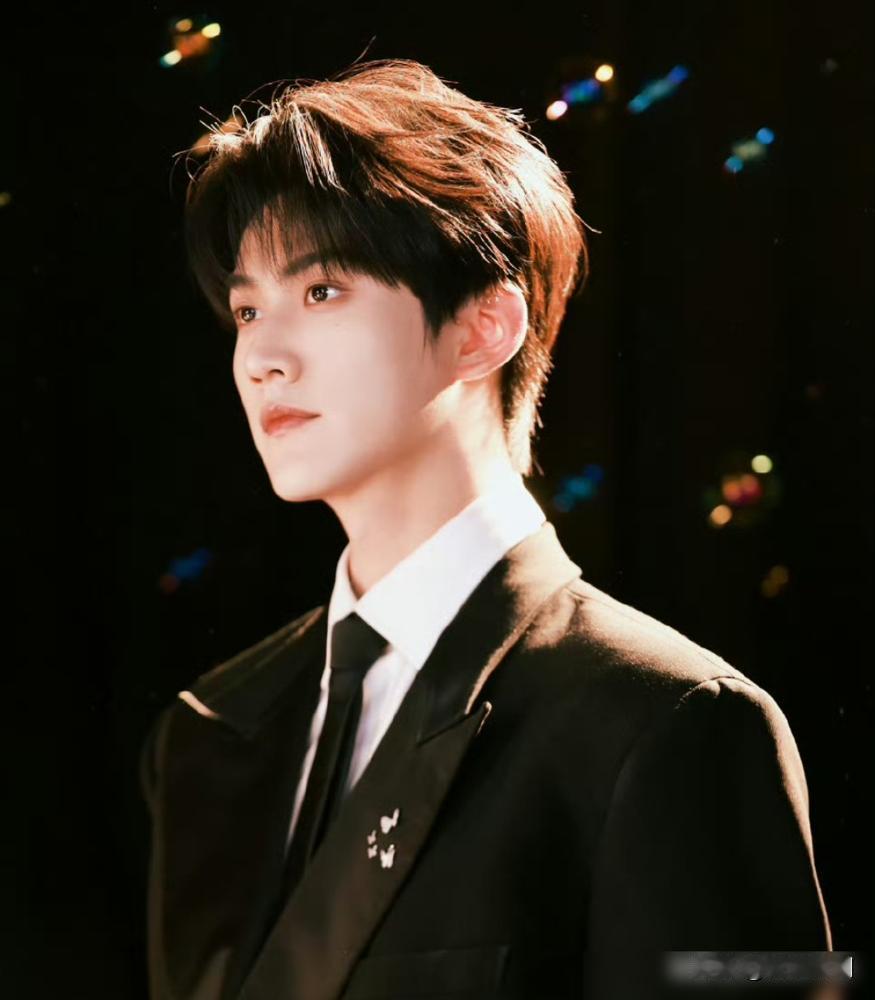 《狙击蝴蝶》没有让陈妍希出圈，反倒是把男主周柯宇送上热搜，不过这个热搜和剧无关。