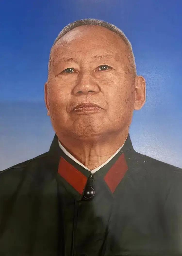 张积慧（1927年-2023年4月26日），男，山东省荣成县人，中共党员，194
