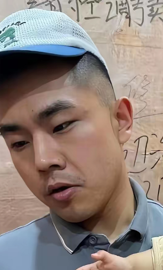 金某打死自己妻子，金父从头到尾没有露脸，这不是巧合，显然是早有准备。金某亲妈