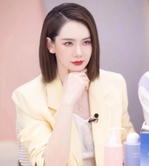 主持人问戚薇："你觉得在家带孩子比较辛苦，还是工作比较辛苦？"戚薇脱口而出："不