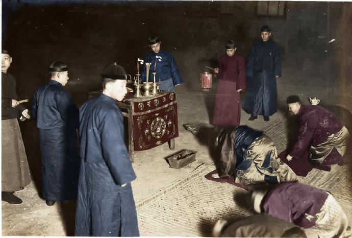 这三张清末民初的老照片，记录了辽宁营口地区满族家庭庆祝农历新年的传统家祭。照片中