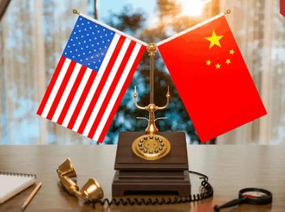 眼下，全世界都在看中美谁先撑不住。现在是中国有货卖不出，急着赚钱，美国是有钱买不