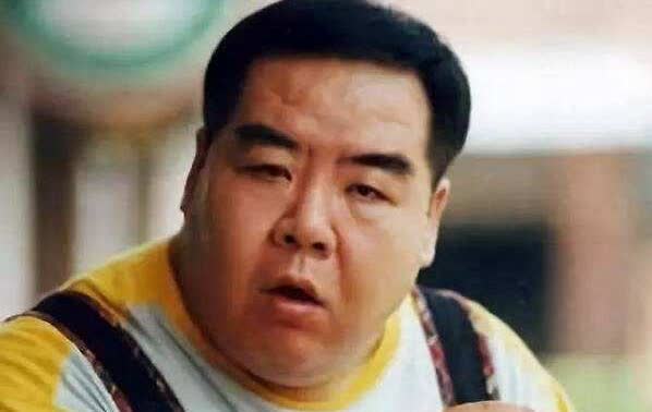 1993年，郑则仕公司破产欠下8000万外债，走投无路时给好友周润发电话“发哥，