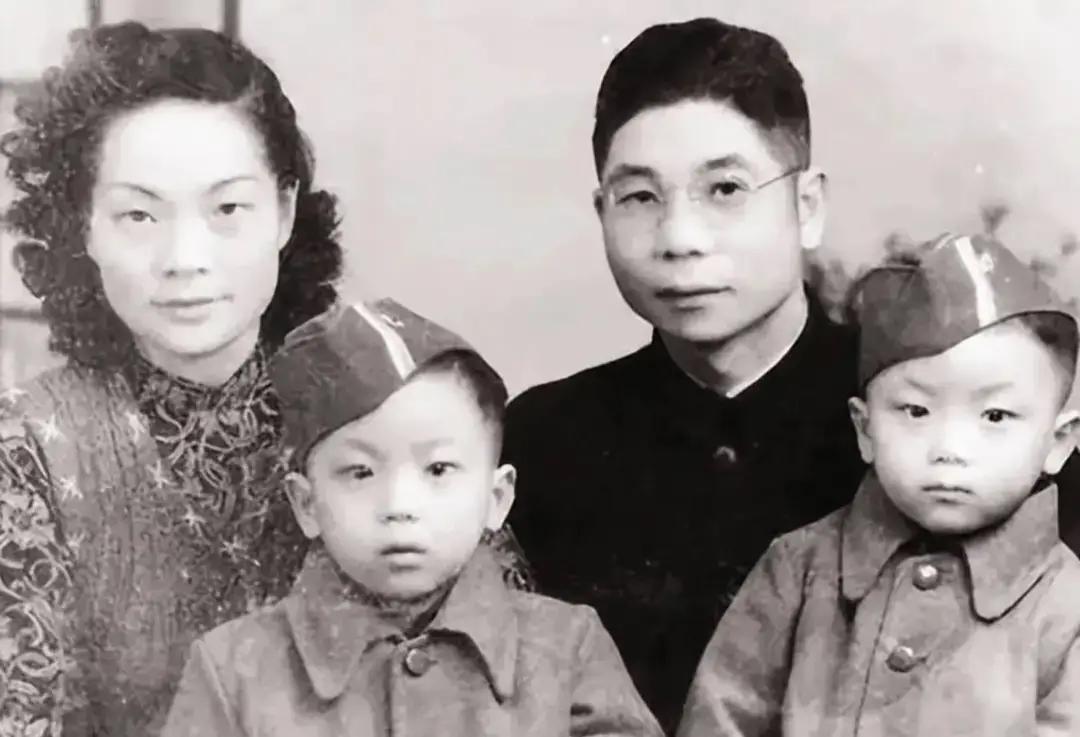 这事儿听着就挺绕的，2002年，章孝严为了认祖归宗，干了一件外人看来匪夷所思的事