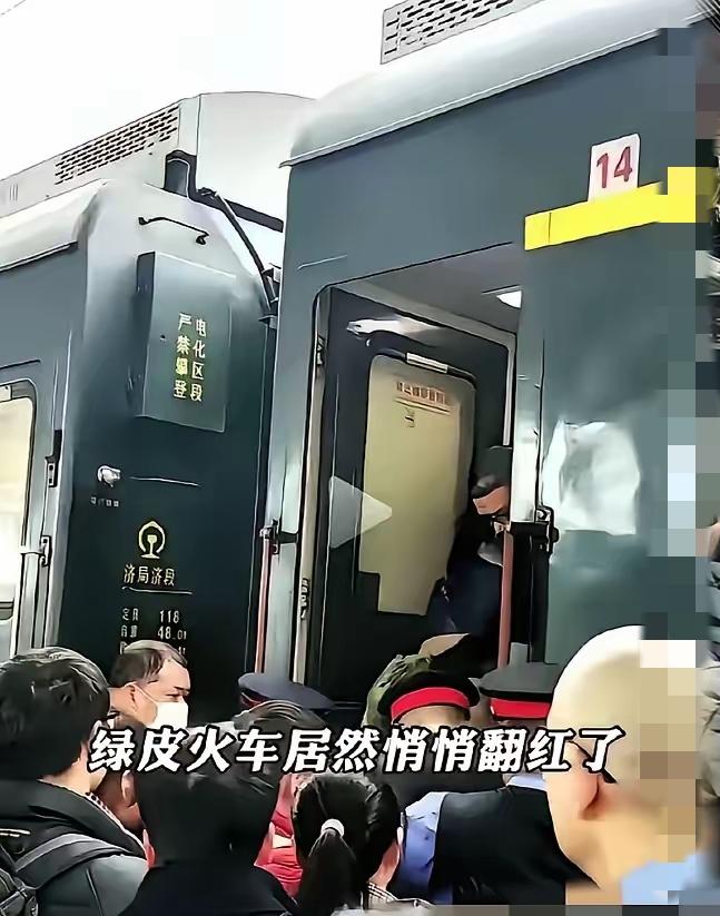 飞机看呆了，高铁整懵了，大巴司机更是想不通！这年头抢破头的居然是慢悠悠的绿