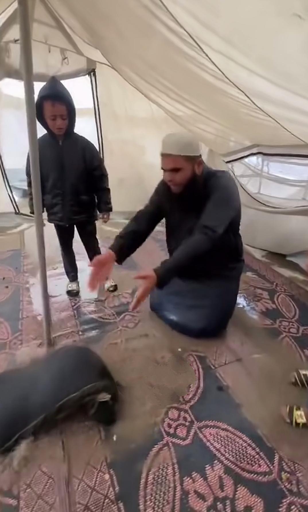 11月中旬，加沙地带遭遇强降雨，汗尤尼斯、加沙城很多难民临时安置点出现洪涝。