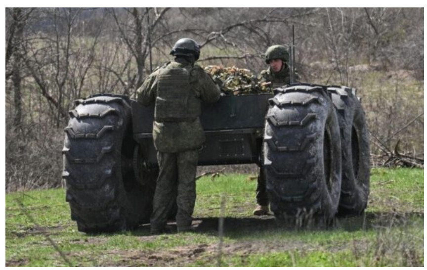 🔹一台名为“切尔诺克”的俄罗斯大型机器人系统被发现在哈尔科夫方向的战场上，似乎