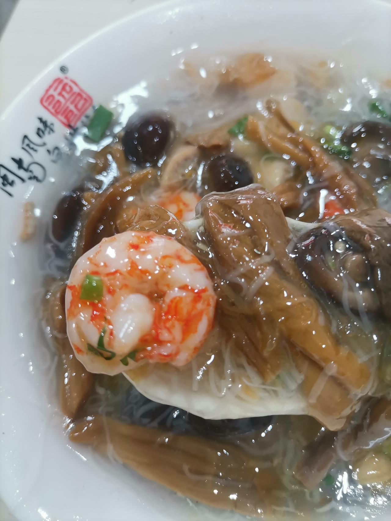 你好泉州！我来吃泉州特色小吃面线糊啦！刚到店里，那一碗碗热气腾腾的面线糊就吸引了