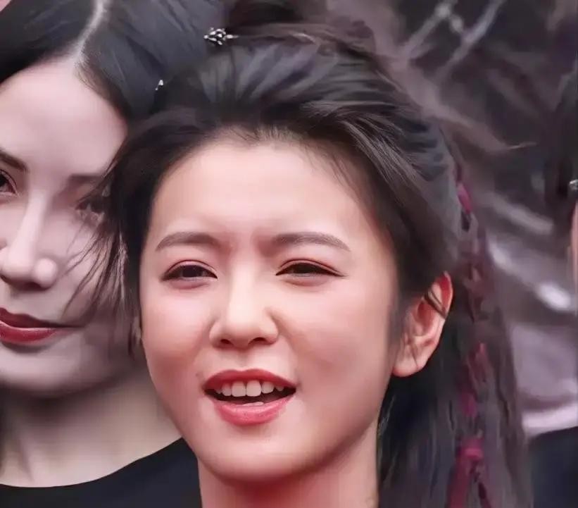 以前总觉得古装剧里白到发光的女明星全靠后期滤镜和磨皮直到今天我那去横店凑热闹的朋友回来跟我透了底，彻