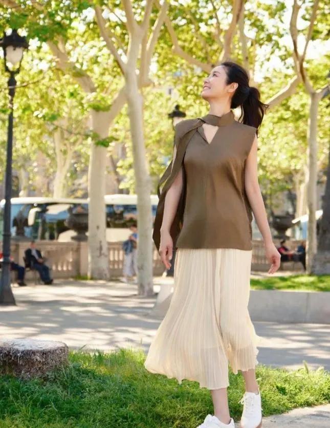 谁懂啊！林心如这组私服也太有气质了！棕色飘带无袖上衣+米白色百褶半裙，温柔又减龄