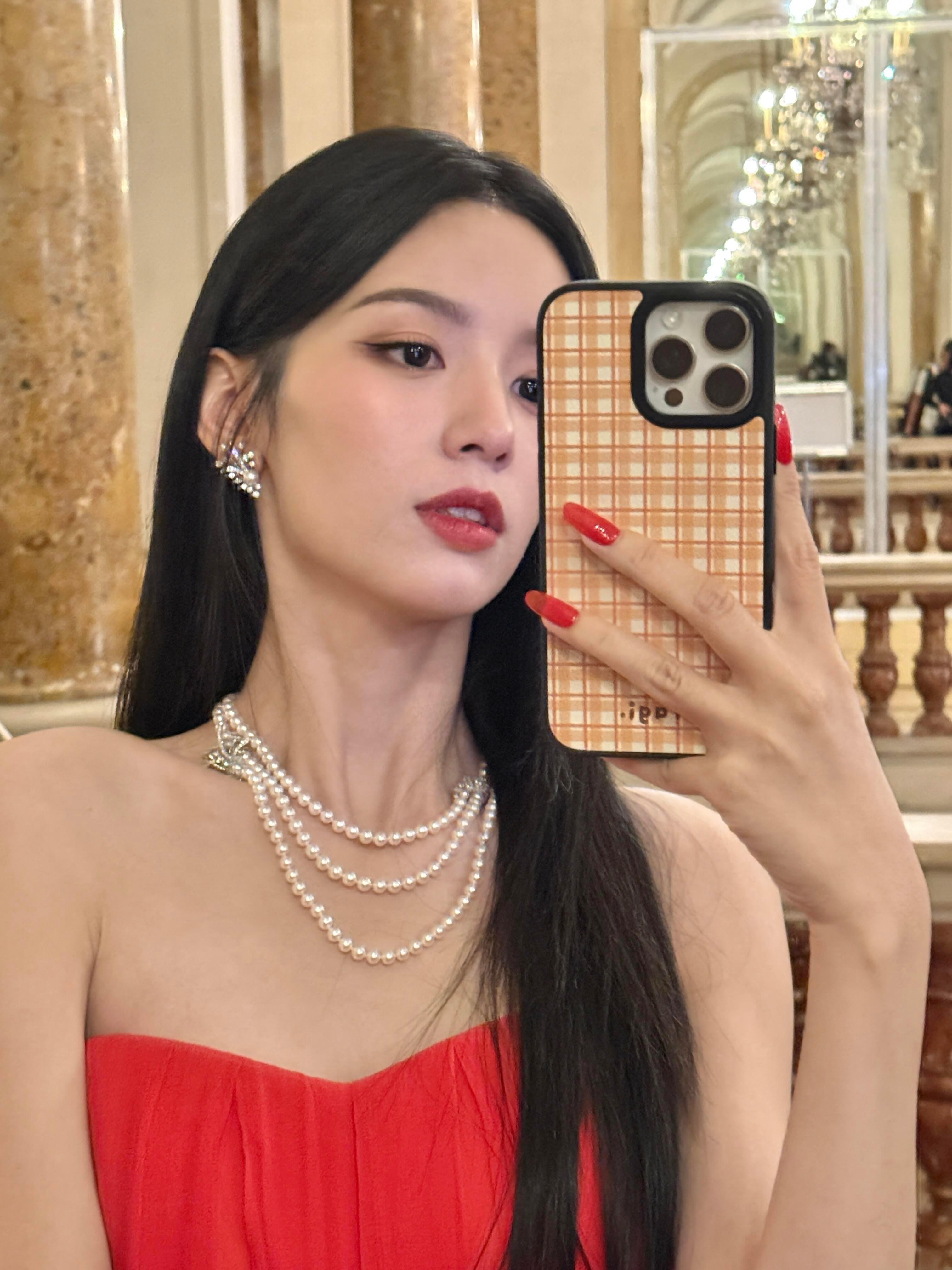 周也东方红玫瑰好美的周也好明媚的红玫瑰祝大家中秋节日快乐🎑​​​