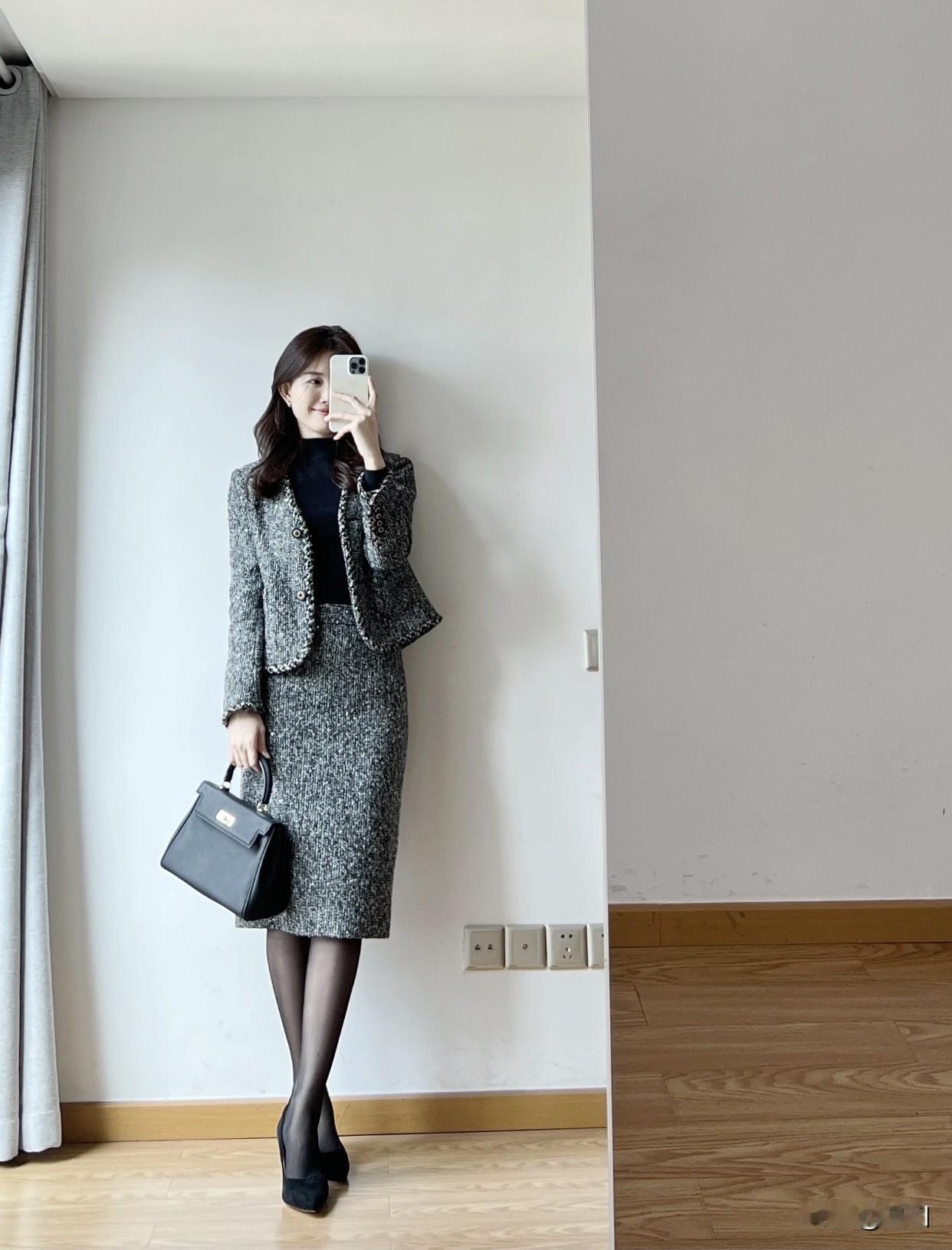 上班通勤应该怎么穿才有气质?优雅穿搭指南：灰色格纹连衣裙搭配黑色高跟鞋，简约而不