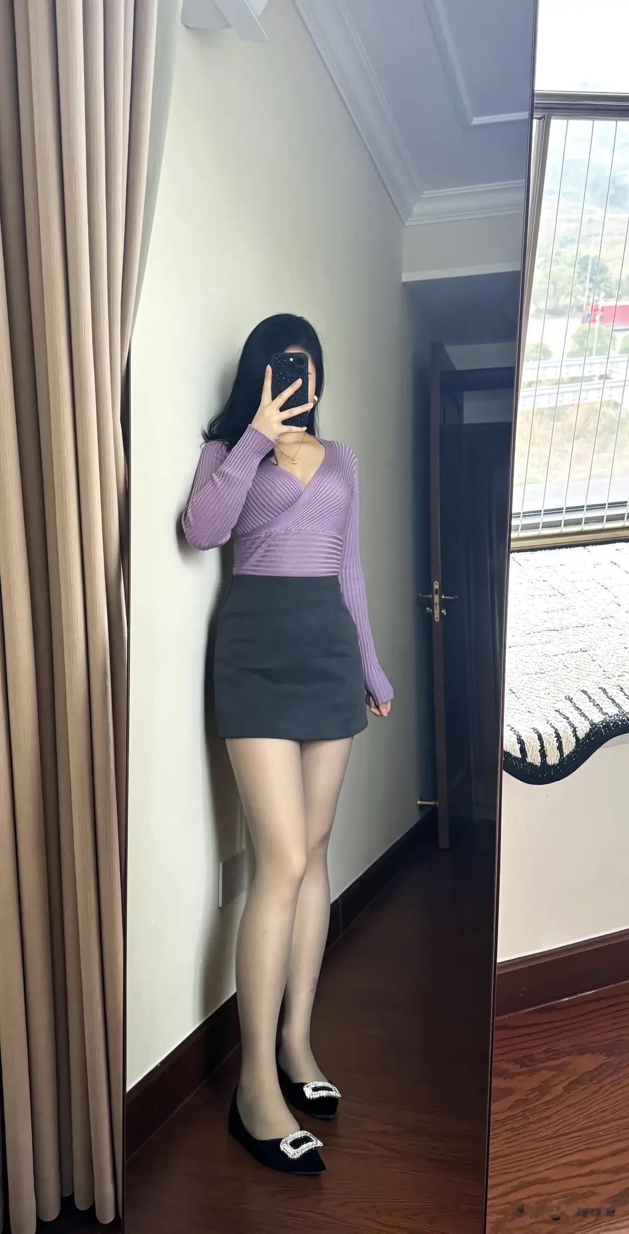 紫色毛衣+黑色短裙，优雅气质满满！👗👠