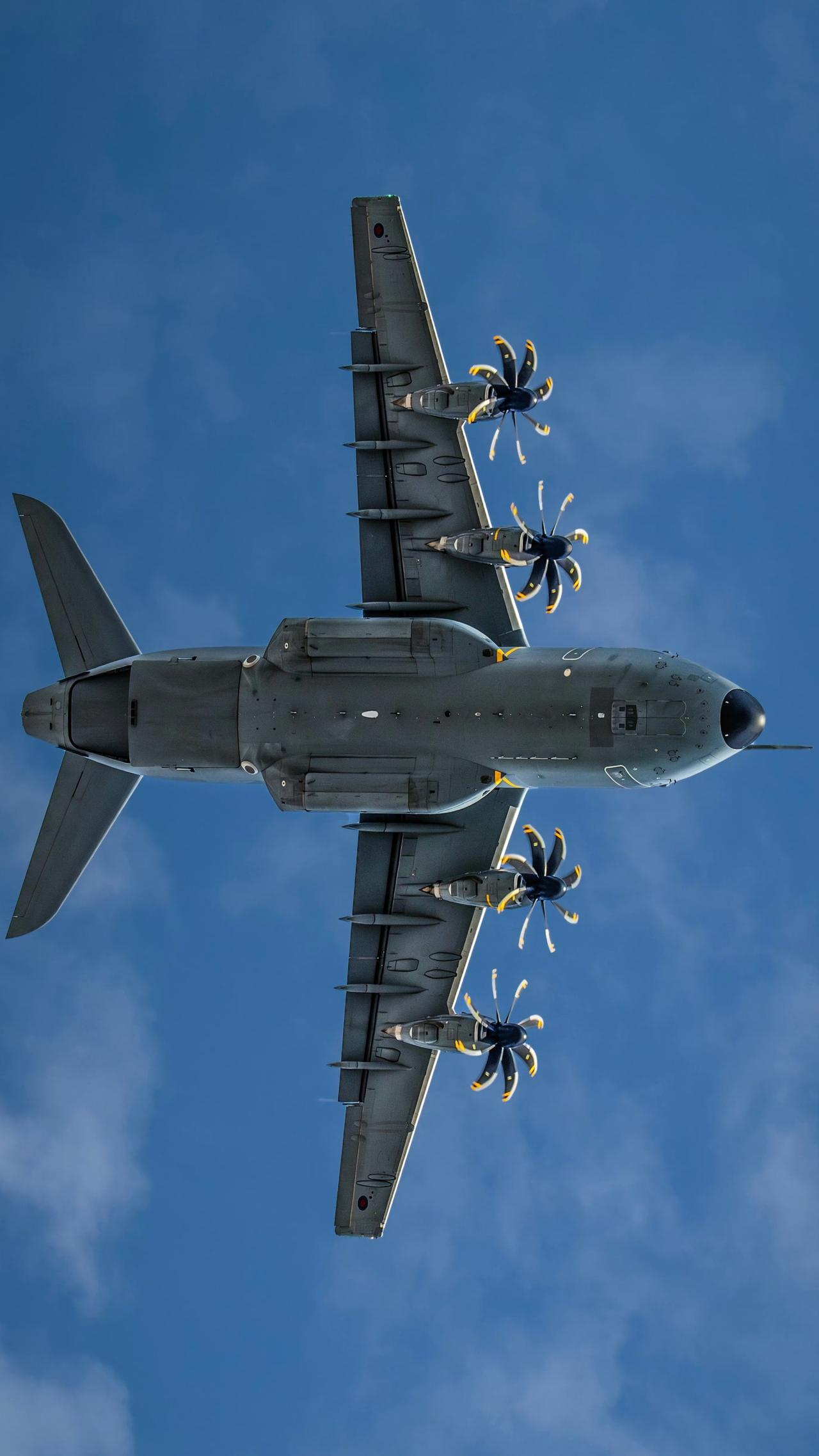 今日壁纸：欧洲空客A-400M战术运输机，是欧洲多国联合研制的四发涡桨中型战术运