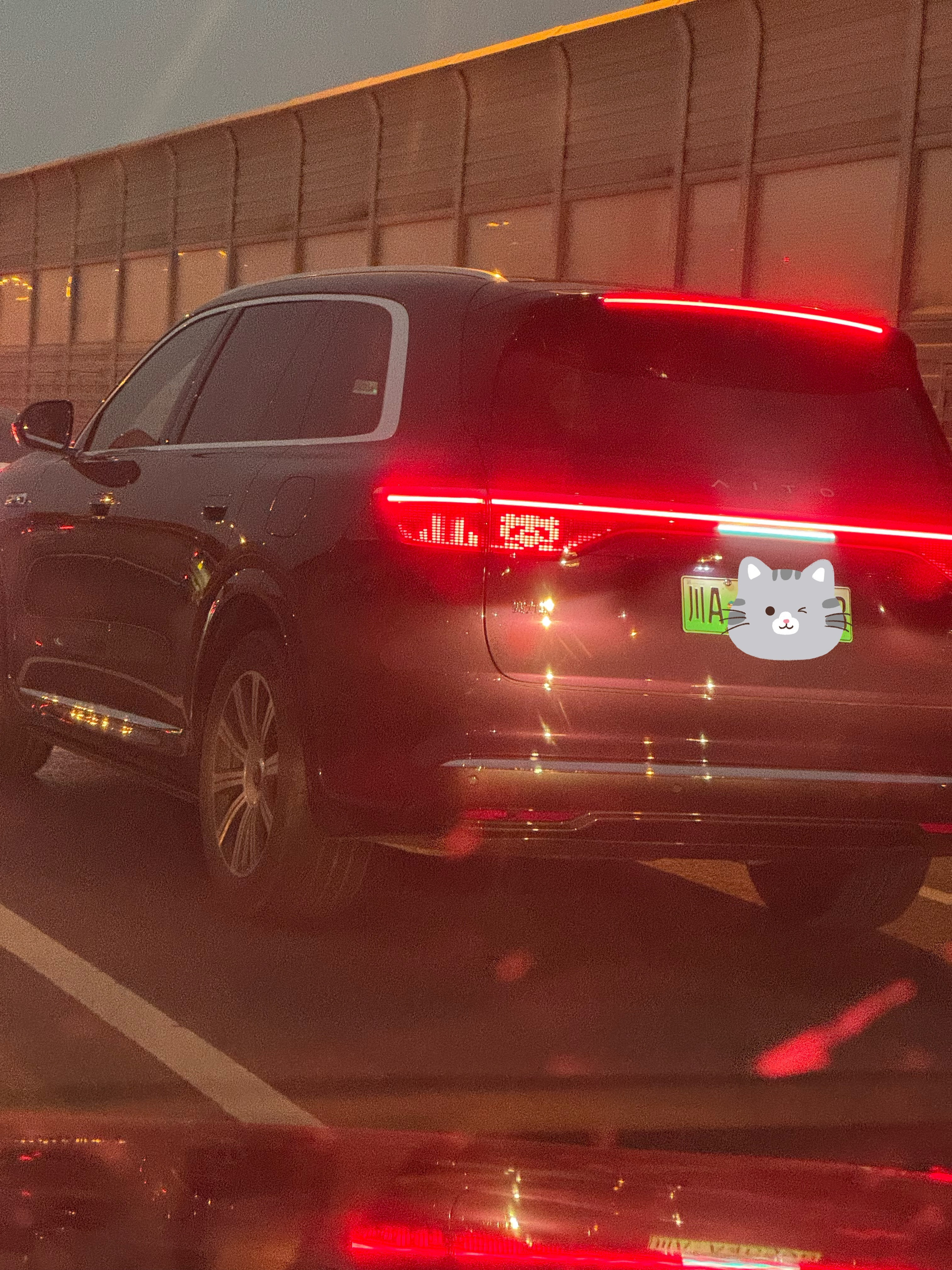 问界M8这个交互尾灯非常有城市特色了👍​​​