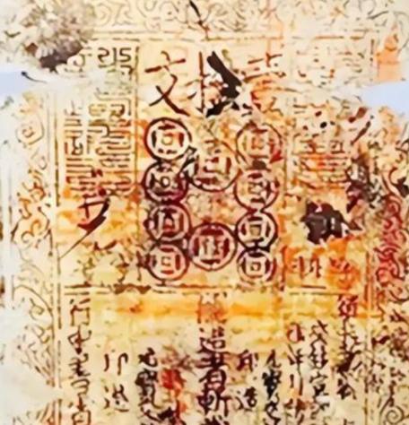 1982年，内蒙古呼和浩特，一名工人爬上白塔进行维修，突然，在墙缝中发现一张泛黄