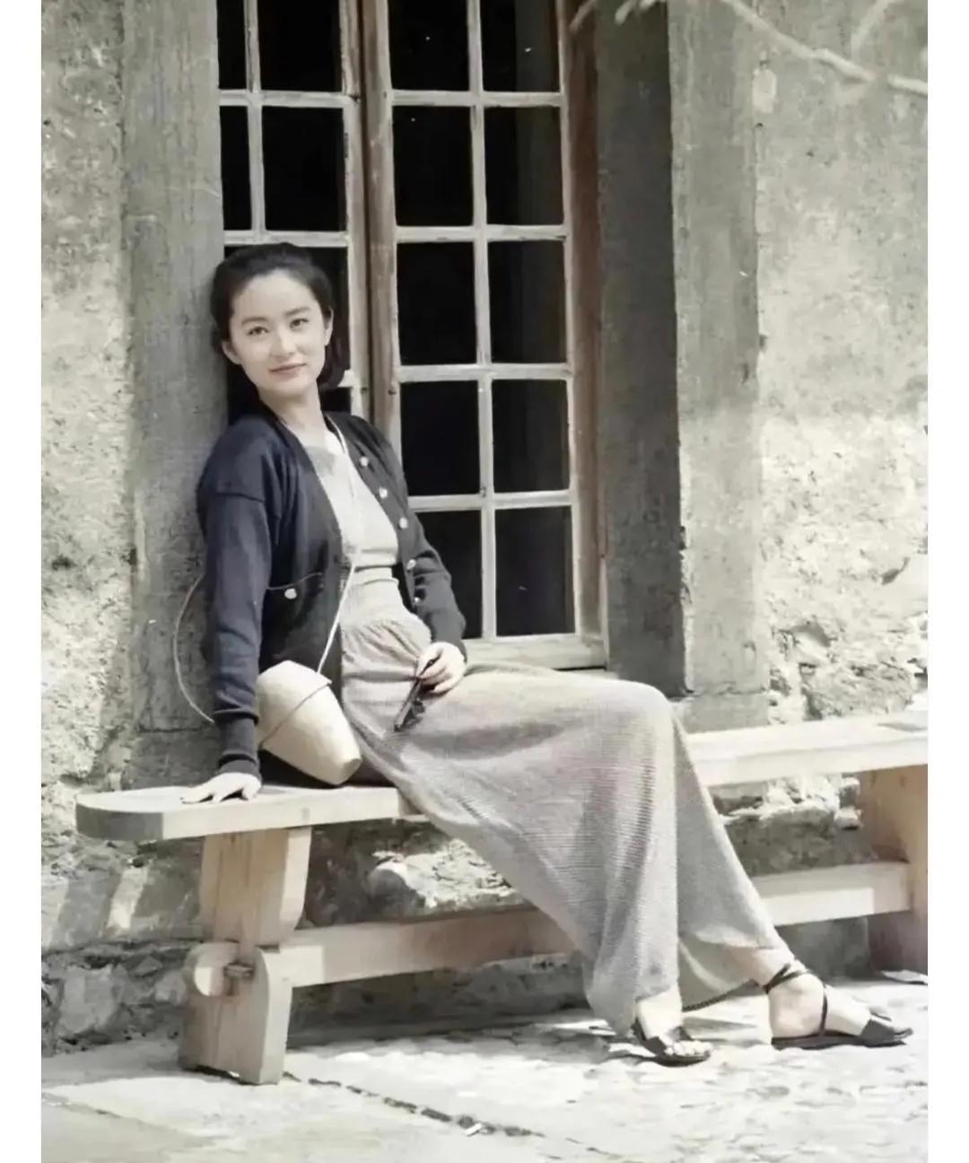 林青霞漂亮？算了吧！[呲牙笑]全身上下就那双穿在脚上的凉鞋能比人漂亮！