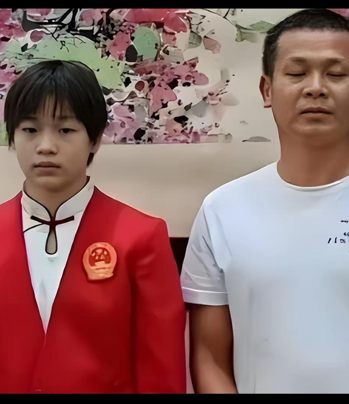 世界杯踢得正热闹，全网热搜却让一个停工的建筑工地占了。全红婵家的新房装修，停