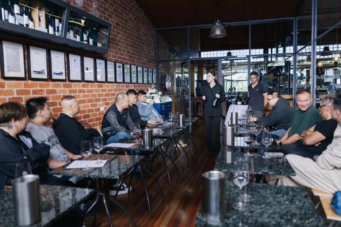 德云社演员墨尔本团建，董事长王惠也在，澳洲庄园内聚餐！德云社演员墨尔本团建，大合