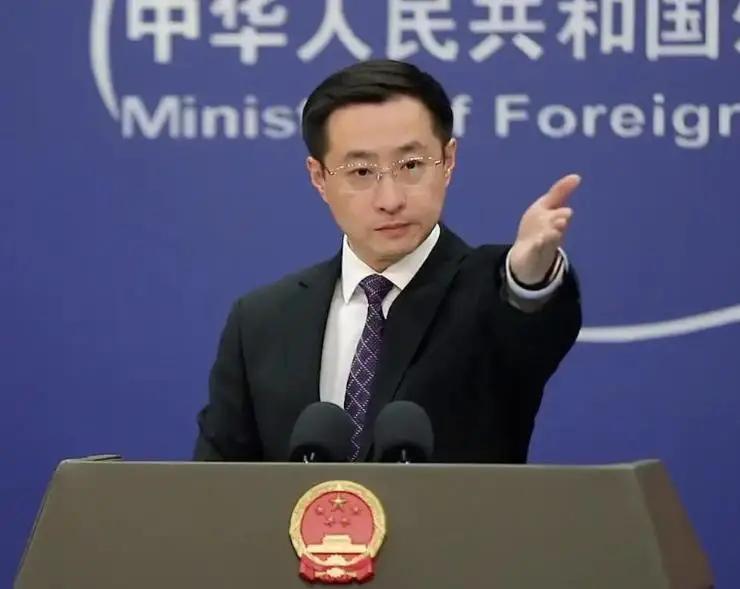 为何西方敢惹俄罗斯却不敢动中国？两场战争打醒全世界！北约30国敢围堵俄罗斯，却对