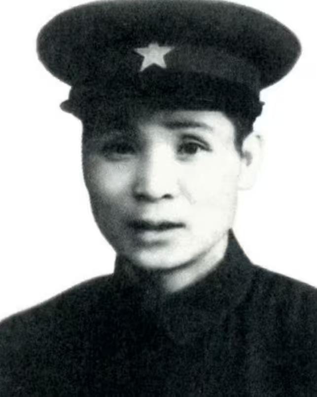 1950年，海军副司令王宏坤坐车路过药铺，瞅见墙脚要饭似的瘦老头。定睛一瞧，竟是