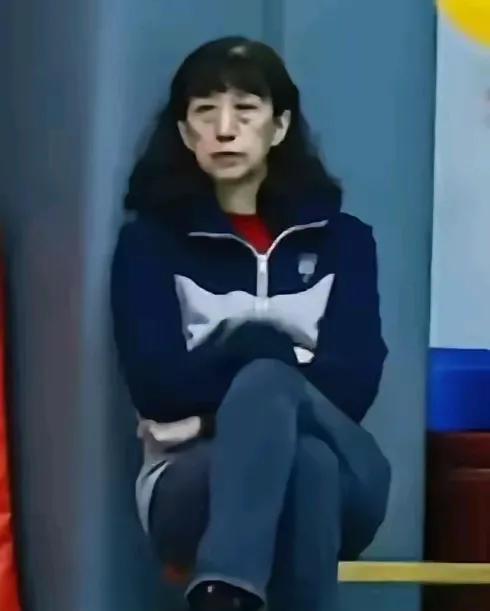 央视不安排转播女排世联赛的比赛，会不会是对新女排新教练的不认可，认为目前的女排缺