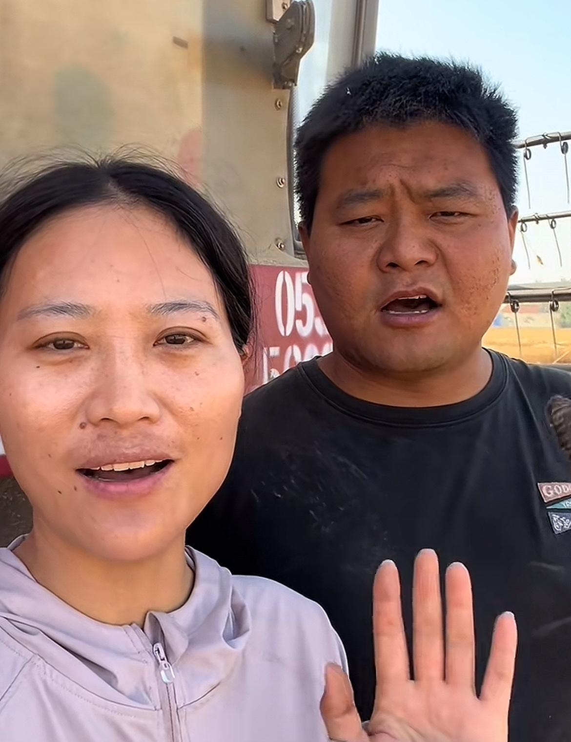 山东这对小夫妻真的火了，人民日报都连续播报了两天，这辈子真的值了！山东大哥抢收麦