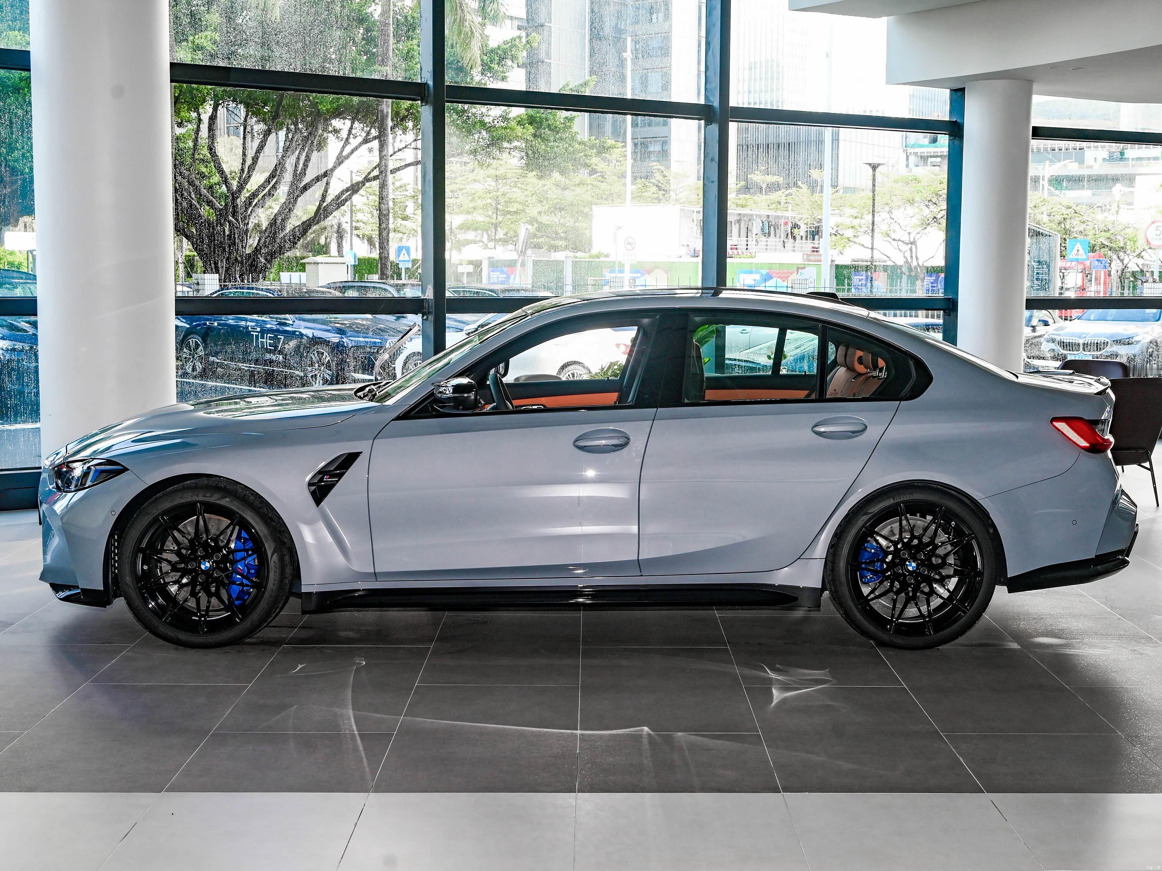 图1，全新奥迪RS5（B10）前轮。10活塞卡钳、285mm胎宽，这基本是现款R