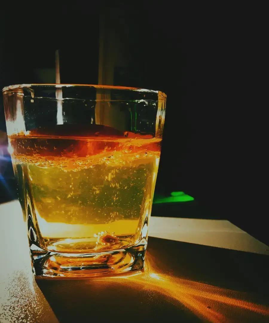 42岁程序员下班不回家，先在车里坐十分钟刷手机。报道说这不是懒，是中年男人最后