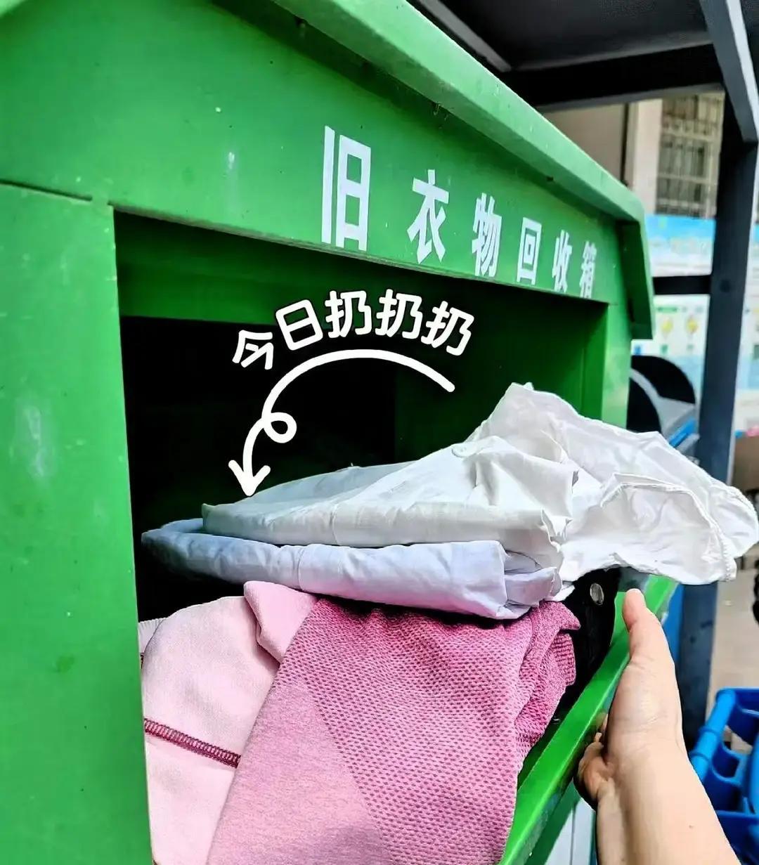 除夕夜刷到一堆人把旧毛衣扔火里，还拿毛笔写“破除”俩字，场面比放炮还热闹。我