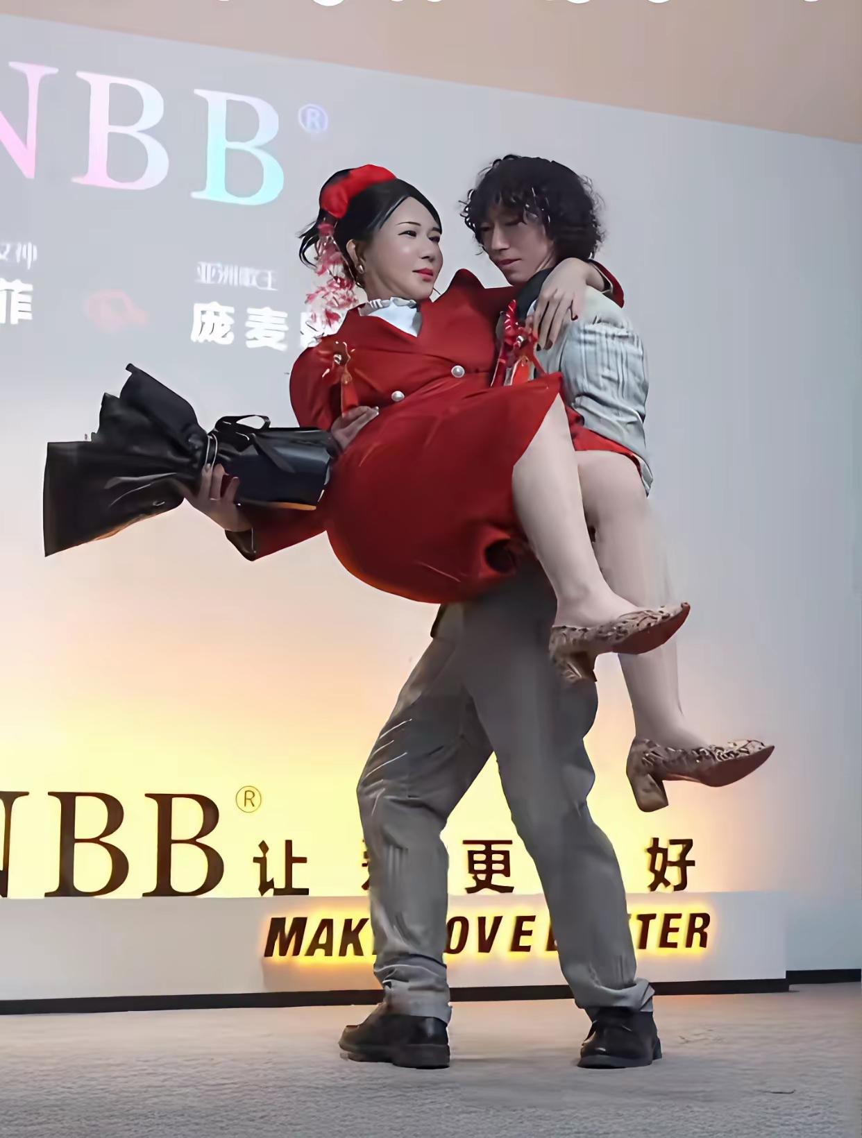 庞麦郎和龚玥菲又上演结婚的戏码？这究竟是有情人终成眷属还是为了赚钱不择手段。