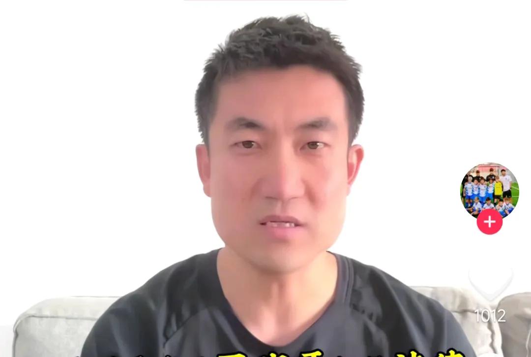 前国脚王晓龙认为董路经常制造信息差误导球迷。王晓龙在社交媒体上表示，董路为了流