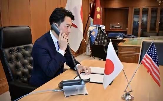 网友：给主子打电话告状，还摆拍！一眼假！