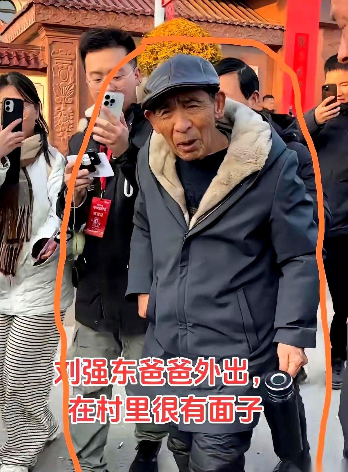 说真的，一开始我以为刘强东他爸身上那件，就是咱村头王大爷的同款夹克。不能说一