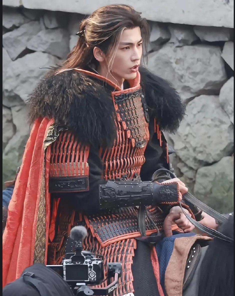 这是张凌赫新剧《归鸾》，演的是糙汉将军，网友纷纷说:“这造型要是放在《逐玉》里，