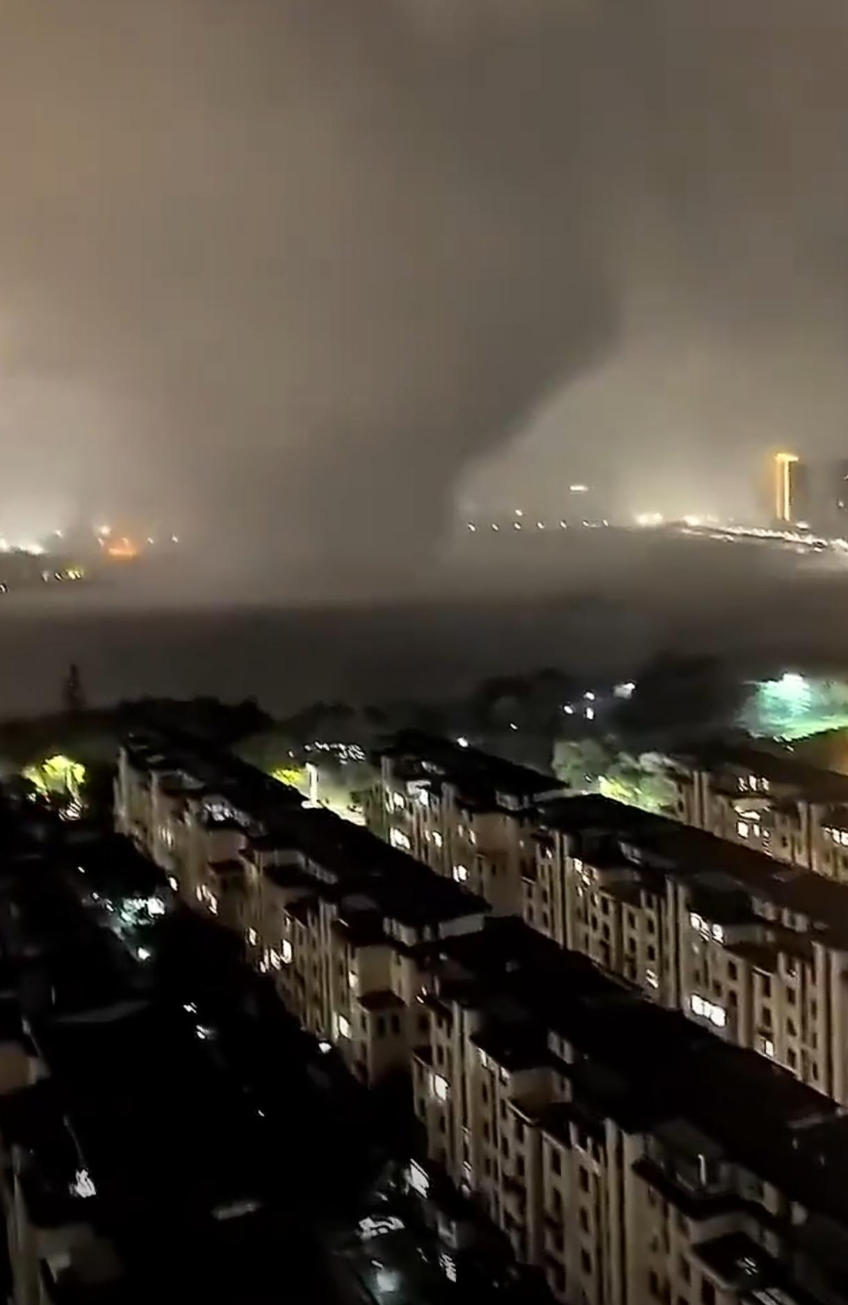 7月6日傍晚，湖北黄冈、鄂州。天空突然暗下来。风来了。19时至23时，黄
